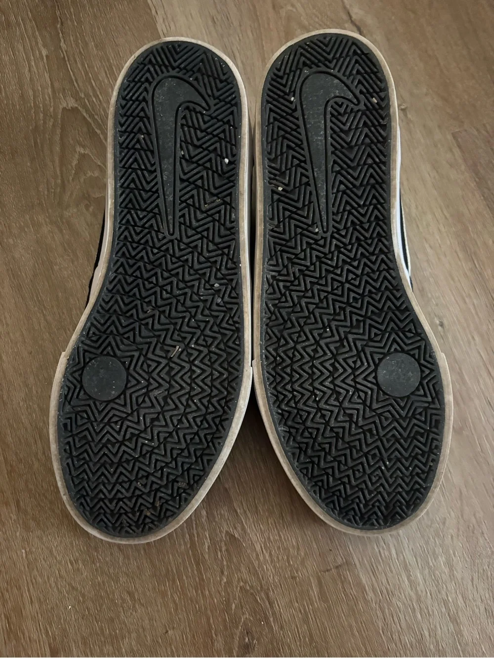 Nike Men’s Black and White Low-Top Skate Sneakers